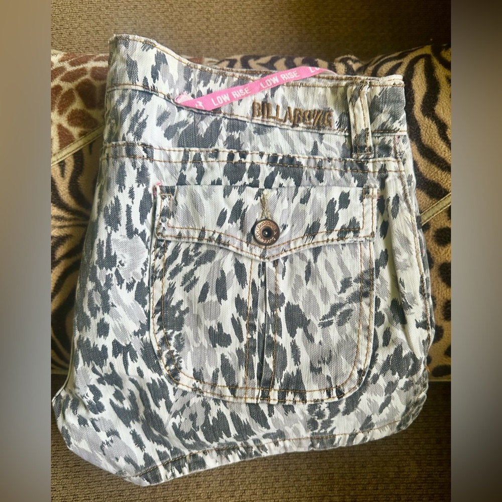 Billabong Black and White Patterned Shorts Size 9